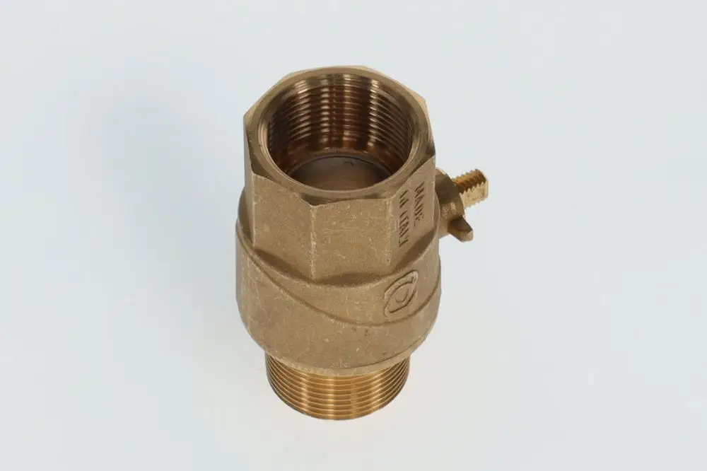 Kugelhahn aus Messing mit innenliegenden Gewinden, teilweise sichtbar, mit seitlichem Anschluss. Produkt von Bosch, geeignet für Rohrleitungssysteme.